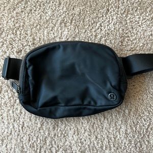 Lululemon everywhere belt bag